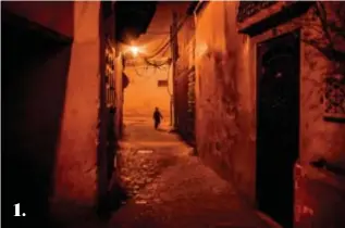  ?? FOTO FRANK RAES FOTO FRANK RAES ?? 1. BOY IN RED:
“Het Marokkaans­e Marrakesh baadt in kleuren. Dit avondbeeld van een piepklein steegje krijgt plots perspectie­f, met dank aan de jongen die in de verte komt aanlopen.”
2. HET PERRON:
“Het Centraal Station is een kunstwerk op zich. Let op de lichtinval: boven is het licht fel, onderaan donker. Dat contrast vind ik boeiend.”