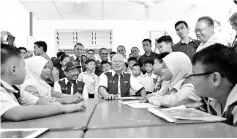  ??  ?? Najib and Musa sharing a light moment with students of SK Tanaki in Papar during their visit to the school’s newly completed classroom on Saturday.