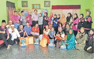  ??  ?? PRIHATIN: Dr Rahman (belakang lima kiri) bersama wakil Skuad Sayang dan JASA merakam kenangan bersama penerima bantuan Program MEMBARA JASA Prihatin Siri Ketiga di Telaga Air baru-baru ini.