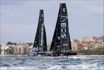  ??  ?? Après l’incroyable démâtage de Real Team (ci-dessous), Ben Ainslie et Ineos ont survolé la première – magnifique – journée de compétitio­n.