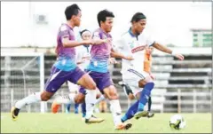  ?? SRENG MENG SRUN ?? NagaWorld captain Kouch Sokumpheak vies for the ball with Boeung Ket forward Maycon Calijuri in their match on Saturday.