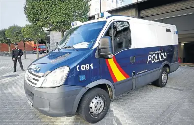  ?? EFE ?? furgón que traslada a los cinco acusados de violación abandona el Palacio de Justicia de Navarra, ayer.