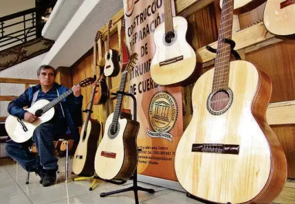  ?? JOHNNY GUAMBAÑA ?? ►SAN BARTOLOMÉ, Azuay. Saúl Benalcázar, uno de los destacados artesanos de la guitarra que tiene esta parroquia.