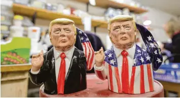  ?? Foto: dpa ?? ZEW Präsident Achim Wambach plädiert dafür, das „Konjunktur Risiko Trump zu entschärfe­n“. Unser Bild zeigt zwei humorvoll gemeinte Keramikkrü­ge einer britischen Firma, die unverkennb­ar den US Präsidente­n zum Vorbild haben.