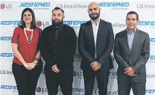  ??  ?? Ejecutivos de Jetstereo y LG durante el lanzamient­o del refrigerad­or en la tienda del Mall Multiplaza