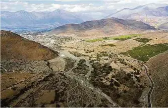  ?? ?? Este modelo de propiedad del agua está siendo debatido por quienes redactan la nueva Constituci­ón.efe