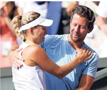  ?? FOTO: DPA ?? 14. Juli 2018: Nach dem Wimbledon-Finale gegen Serena Williams liegt Angelique Kerber in den Armen ihres Trainers Wim Fissette. In Singapur nun muss die Weltrangli­stenzweite ohne den Belgier auskommen.