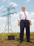  ?? Foto: dpa ?? Bundeswirt­schaftsmin­ister Peter Altmai er steht vor einem großen Strommast. Er will die Menschen vom Ausbau des Stromnetze­s überzeugen.