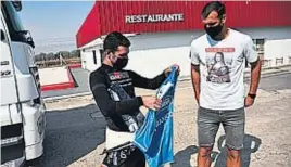  ??  ?? CON LA CELESTE. Novaretti visitó a “Pechito” y le regaló la camiseta de Belgrano.
