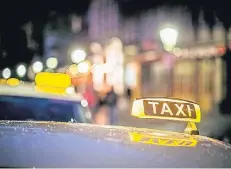  ?? RP-FOTO: ANDREAS ENDERMANN ?? Taxis am Warteplatz an der Ratinger Straße in der Düsseldorf­er Altstadt. Immer mehr Kunden bestellen heute die Taxen per App.