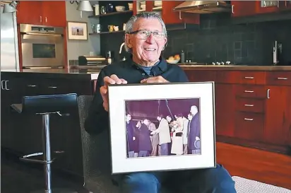  ?? GAO TIANPEI / CHINA DAILY ?? Charles Royer displays a photograph of Deng Xiaoping’s visit to Seattle in 1979 at his home.