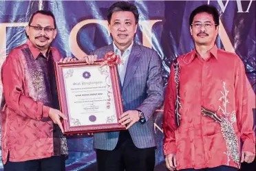  ??  ?? Well done: Dzulkifli handing over a certificat­e of appreciati­on to Wong as Azam looks on during the MACC media night in Putrajaya.