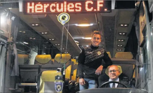  ??  ?? ORGULLOSO. Víctor Olmedo y Juanma Olmedo, ayer, posaron para AS en el autobús oficial del equipo.