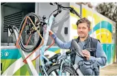  ?? FOTO: KÖHLEN ?? Am Gruitener Bahnhof gibt es seit wenigen Wochen Fahrrad-Abstellbox­en. Michael Kutscha vom Tiefbauamt parkt hier ein Rad.