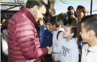  ??  ?? Ceremonia. El alcalde Manolo Jiménez presenció los honores a la bandera en la Secundaria Técnica Número 81 de la colonia La Morita.