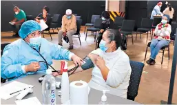  ?? FOTO: EL HERALDO ?? Al menos 150 pacientes pasan por salas de espera a diario en los centros de triaje de la capital.