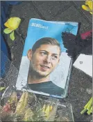  ?? FOTO: AP ?? Homenaje a Emiliano Sala en Cardiff Clasificac­ión