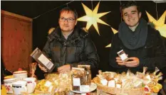  ?? Foto: Anja Fischer ?? Franz Hauser und Florian Ames sind zufrieden mit ihrem Stand. Sie waren erstmals am Christkind­lmarkt dabei.