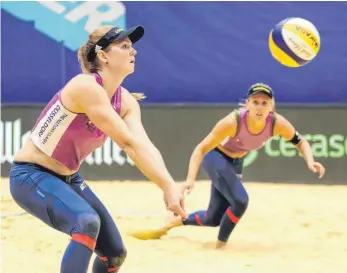  ?? FOTO: KENNY BEELE/IMAGO IMAGES ?? Beim sogenannte­n „Nations Clash“standen Julia Sude (vorne) und Karla Borger erstmals seit September wieder bei einem Wettbewerb im Sand.