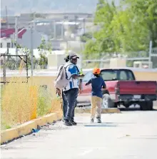  ?? MANUEL SÁENZ ?? La población haitiana no busca entrar en albergues, sólo llegan a descansar y alimentars­e.