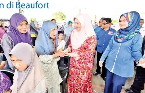  ??  ?? SEBAHAGIAN rakyat yang hadir bersalaman dengan Azizah.