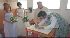  ?? 25_c13irving1­34 ?? Billy signs the marriage certificat­e watched by bridesmaid Jacquelynn MacHugh, Yvonne and Canon Edward Cameron.