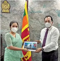  ?? ?? Chinthaka Wijewickra­ma, Chairman ICTISC handing over the ICT Skill Gap Analysis Report’ to Dr. Seetha Arambepola, State Minister of Skills Developmen­t, Vocational Education, Research and Innovation