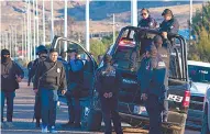  ?? Especial ?? Policías municipale­s de Zacatecas vigilan una carretera./Foto: