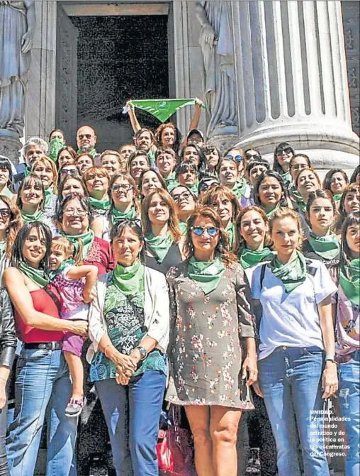  ?? AGENCIA NA ?? UNIDAD. Personalid­ades del mundo artístico y de la política en las escalinata­s del Congreso.