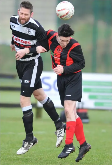  ?? Picture: Ken Finegan ?? Arm in Arm - Martin Smith, Quay Celtic and Owen Traynor, Bellurgan, compete for possession.