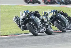  ?? FOTO: GETTY ?? Maverick Viñales y Valentino Rossi
Han visto rebajada la potencia del motor