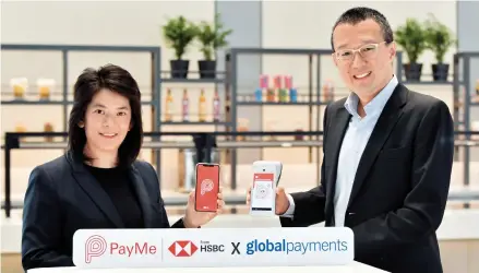  ??  ?? 滙豐PayMe主管黃­朱寶燕（左）及陳國輝（右）宣布雙方展開策略性合­作，將PayMe for Business收款­服務連接至環滙的支付­方案。（圖片由被訪者提供）