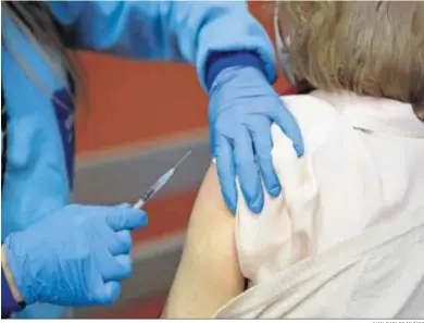  ?? JUAN CARLOS MUÑOZ ?? Una enfermera en el momento de inyectar la vacuna a una mujer dentro del colectivo de mayores de 80 años.