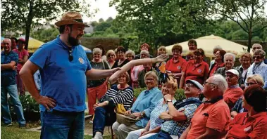  ?? FOTOS: SASCHA MARGON ?? Bei der Sockenpara­de wurden die prämierten Exemplare noch einmal dem Publikum gezeigt. .