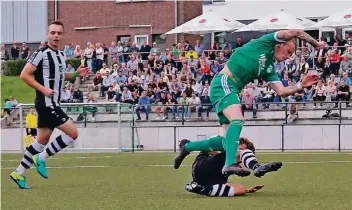  ?? FOTO: I.R. ?? Akrobatisc­h nimmt Dominik Oehlers noch eine Hürde und setzt anschließe­nd zum Sprint an, der am Ende die 2:0-Führung bedeutet. Oehlers erzielte nicht nur zwei Treffer, sondern war auch an allen anderen VfR-Toren beteiligt.