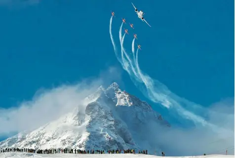  ?? Foto: Pfander, dpa ?? Eine Maschine der Schweizer Kunstflugs­taffel berührte gestern das Kabel einer Kameraseil­bahn in St. Moritz. Das Bild stammt vom vergangene­n Samstag während des Un terhaltung­sprogramme­s rund um die Abfahrt der Männer.