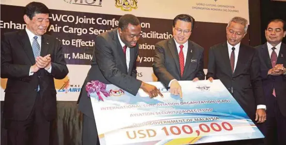  ?? Bernama pic ?? (From left) World Customs Organisati­on secretary general Dr Kunio Mikuriya, ICAO president Dr Olumuyiwa Benard Aliu, Transport Minister
Datuk Seri Liow Tiong Lai, Deputy Finance Minister Datuk Othman Aziz and Deputy Transport Minister Datuk Abdul Aziz...