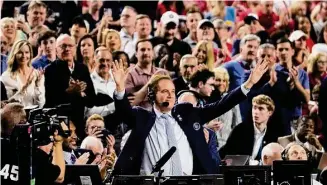  ?? Brett Coomer/Staff photograph­er ?? Broadcaste­r and UH alum Jim Nantz, who is calling his last NCAA Tournament for CBS, acknowledg­es the crowd after a tribute video Saturday at NRG Stadium.