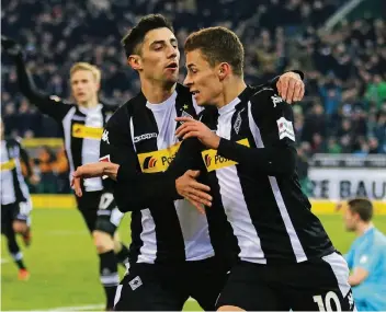  ?? FOTO: DIRK PÄFFGEN ?? Glücksgefü­hle: Thorgan Hazard (2. von rechts) hat gerade Christian Mathenia (ganz rechts) zum 1:0 für Borussia überwunden, Kapitän Lars Stindl ist der erste Gratulant, Oscar Wendt (links) jubelt auch schon mit.