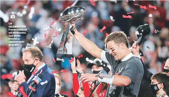  ??  ?? La celebració­n Frente a unos 25 mil aficionado­s, Tom Brady levantó su séptimo título de la NFL.