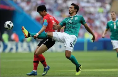  ??  ?? Matt Hummels van Duitsland doet er alles aan om Heung-Min Son van Zuid-Korea van de bal af te schudden. (Foto: FIFA)