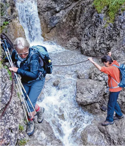  ??  ?? Für ungeübte Wanderer ist die Querung des Krottental­s an dieser Kette eine Herausford­erung. Die Dillinger Alpenverei­nsvorsitze­nde Marlies von der Grün (links) und Rita Wiehler meisterten die Stelle ohne Probleme.