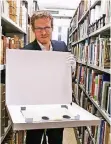  ?? FOTOS: ATI ?? Archivleit­er Stephen Schröder mit einer mittelalte­rlichen Urkunde.