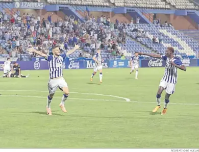  ?? RECREATIVO DE HUELVA ?? Antonio Domínguez celebra junto a Rahim su gol al Intercity en la primera jornada liguera.