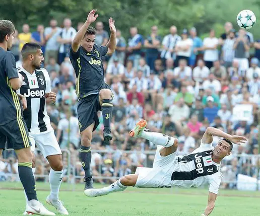  ??  ?? Il debutto Cristiano Ronaldo nella sua prima apparizion­e in maglia bianconera, domenica a Villar Perosa: suo il primo gol dei campioni d’Italia