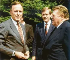  ?? Foto: Winfried Züfle ?? Freund der Deutschen: Bush wollte 1988 unbedingt den bayerische­n Ministerpr­äsidenten Strauß (rechts) auf dessen Washington-Reise treffen.