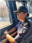  ?? ?? Francesca Vallerga, genovese, 31 anni, è tenente di vascello e comandante di Nave Capri, unità per il trasporto costiero della Marina Militare. Entrata in Accademia Navale di Livorno nel 2009, nel 2014 è stata imbarcata sulla portaerei Cavour e poi su Nave Marceglia, Fregata Europea Multi Missione. Dal 14 settembre 2021 è al comando di Nave Capri, rientrata di recente da 5 mesi di missione all’estero.