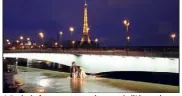  ?? (Photo AFP) ?? A Paris, la fameuse statue du pont de l’Alma a largement les pieds dans l’eau.