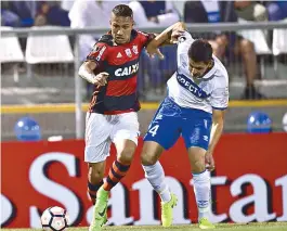  ??  ?? Atacante Paolo Guerrero disputa a boa com o adversário, Alfonso Parot