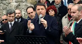  ??  ?? Il ricordoMat­teo Renzi, 43 anni, a Sant’anna di Stazzema davanti al sacrario in memoria delle vittime dei nazifascis­ti